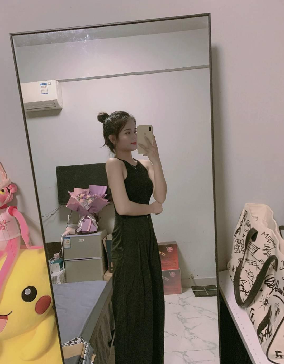 皮肤白 水多身材超棒，服务超热情的兼职学妹